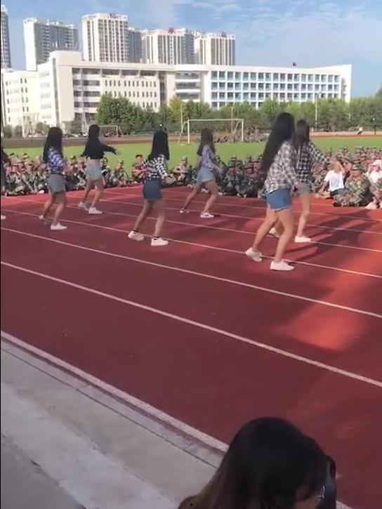 军训跳舞视频吃瓜,吃瓜群众围观军训舞蹈秀