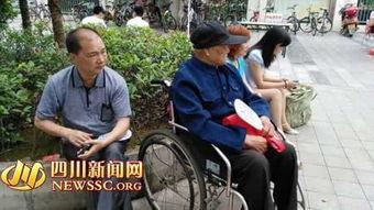 吃瓜大爷从轮椅站起来视频,吃瓜大爷站立瞬间引网友热议