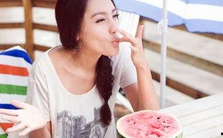 女孩卖萌吃大瓜视频