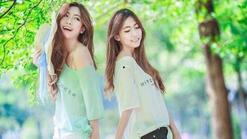 小林和四个闺蜜吃瓜视频,瓜田笑谈，欢乐吃瓜记