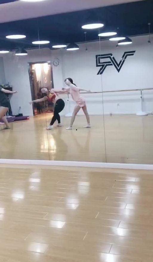 山东潍坊跳舞吃瓜视频最新,夏日街头文化新风尚